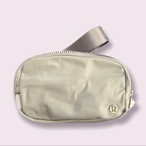 🆕LULULEMON Everywhere Belt Bag In Silver Drop
